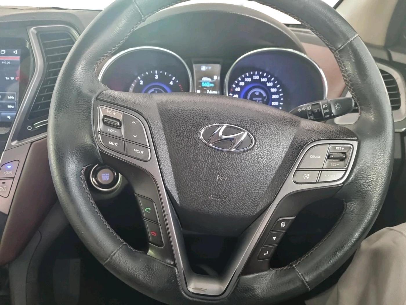 2014 Hyundai Santa Fe 2 WD AT, Diesel, Automatic, 1,65,881 km, interior
