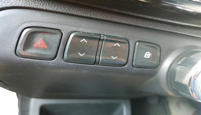 2018 Renault Kwid RXT 1.0 AMT (O), CNG, Automatic, 60,869 km, interior