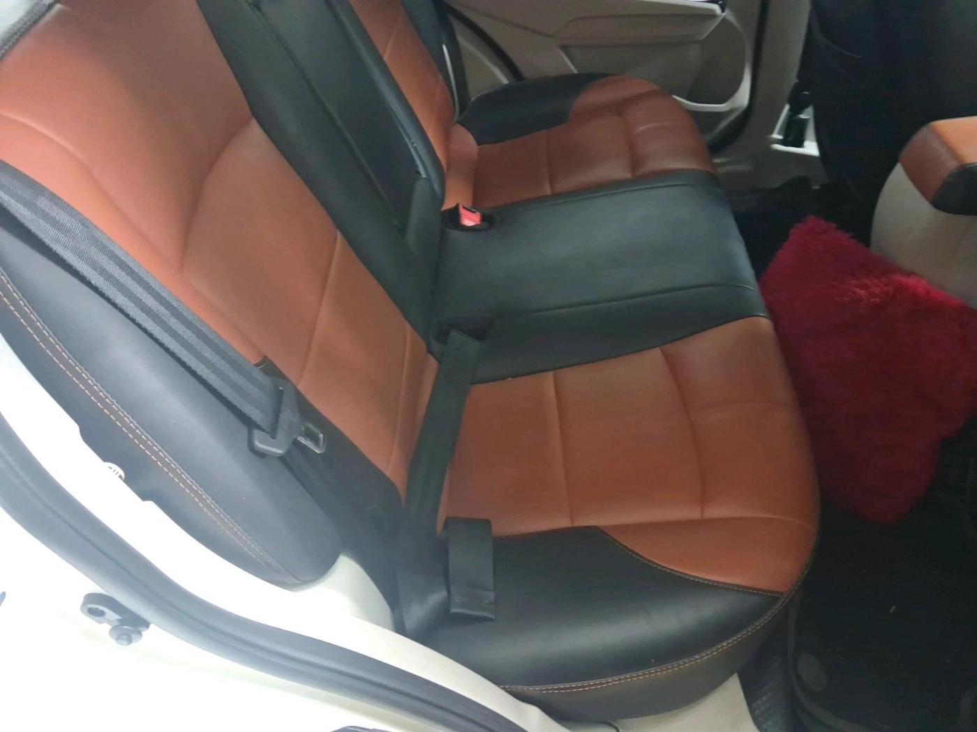 2023 Mahindra XUV300 W8 (O) 1.2 PETROL, Petrol, Manual, 52,803 km, interior
