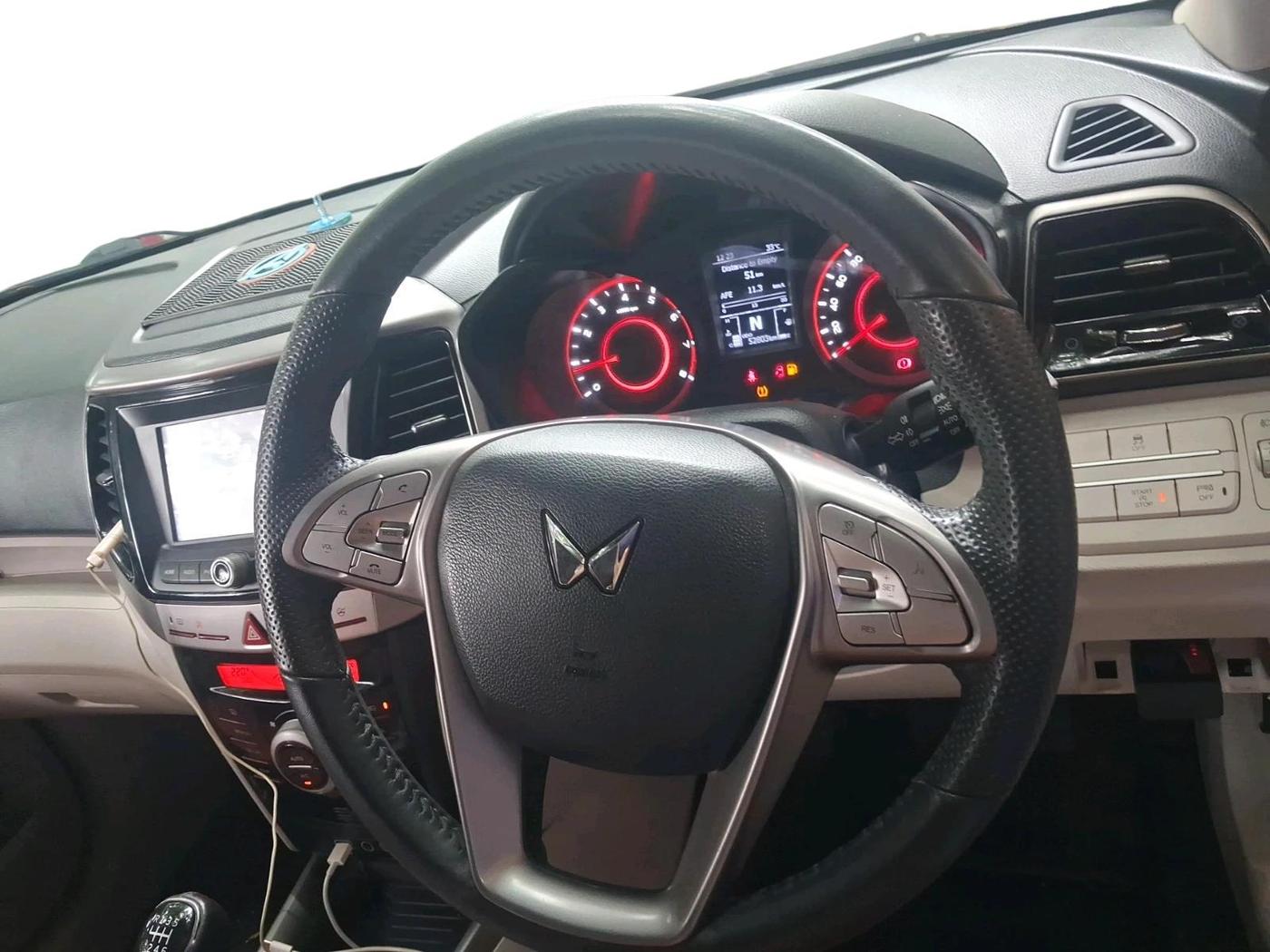2023 Mahindra XUV300 W8 (O) 1.2 PETROL, Petrol, Manual, 52,803 km, interior