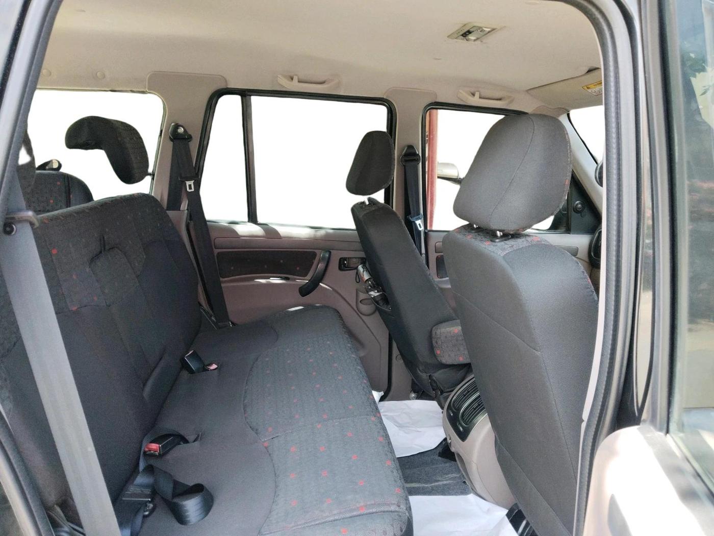 2011 Mahindra Scorpio VLX 2WD AIRBAG AT, Diesel, Automatic, 50,950 km, interior