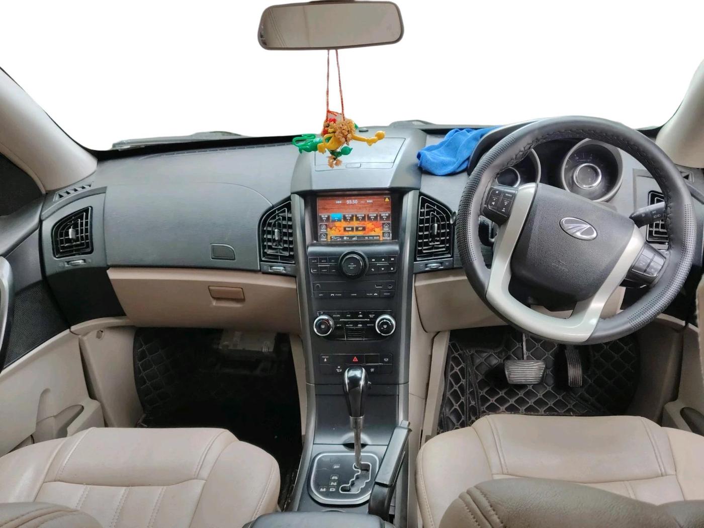 2017 Mahindra XUV500 W6 AT 1.99, Diesel, Automatic, 1,06,398 km, interior