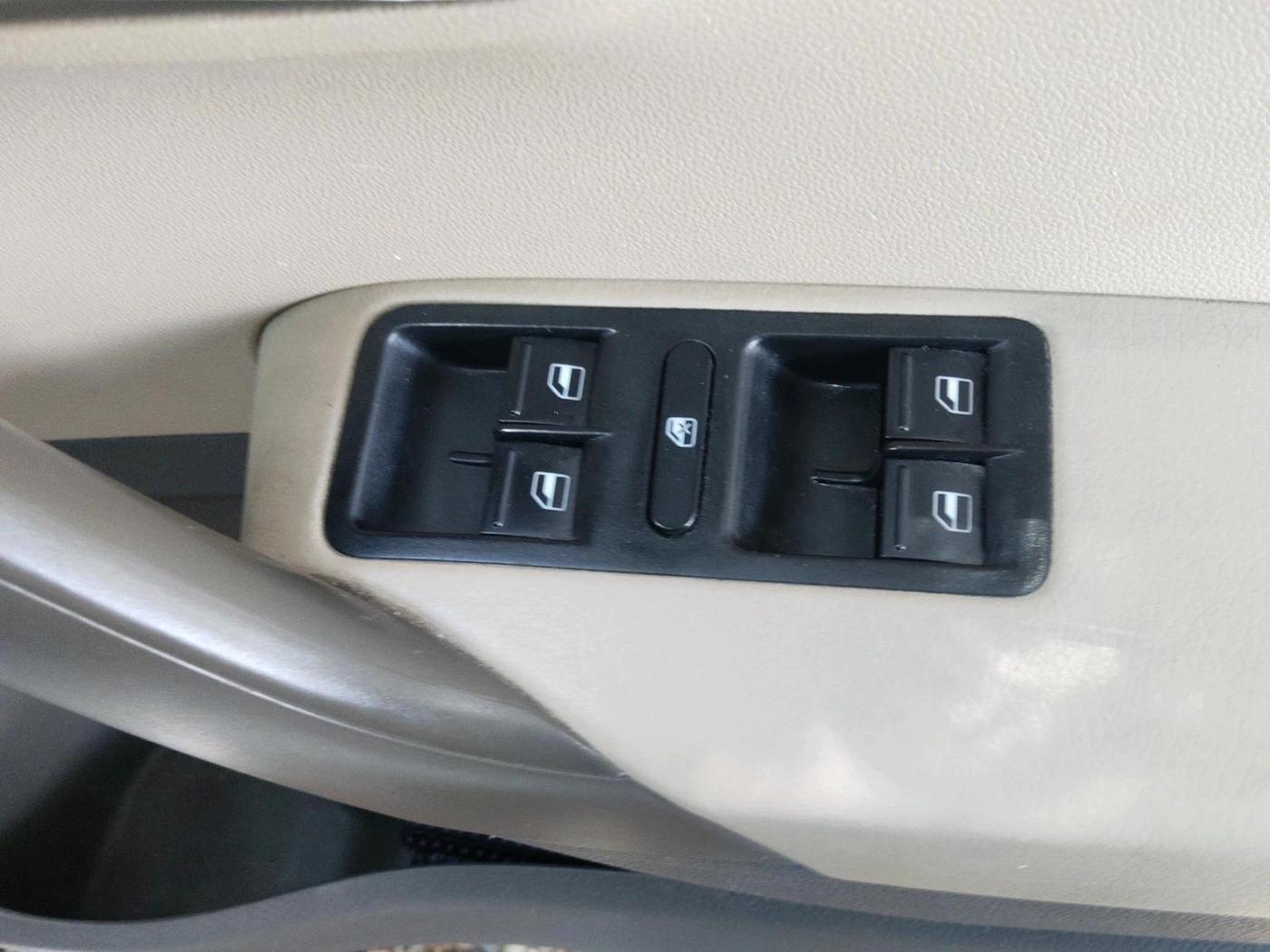 2017 Volkswagen Vento HIGHLINE PETROL AT, Petrol, Automatic, 68,884 km, interior