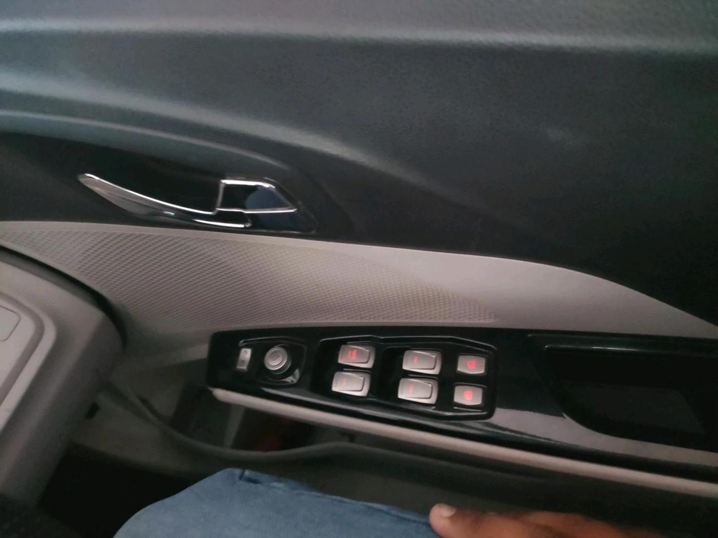 2023 Mahindra XUV300 W8 (O) 1.2 PETROL AMT, Petrol, Automatic, 16,526 km, interior