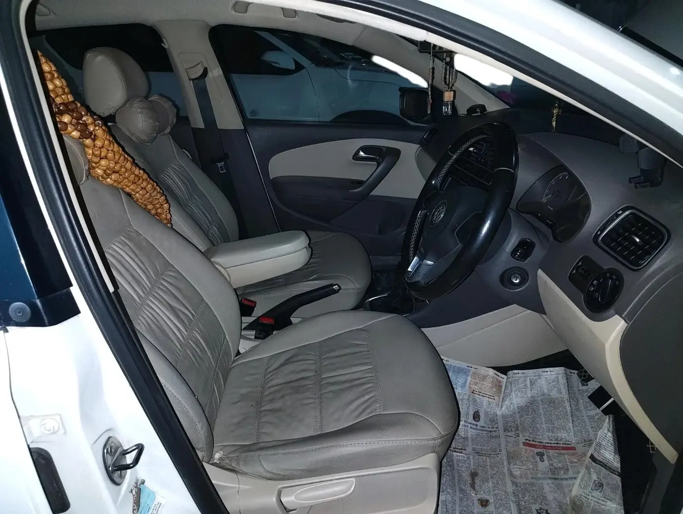 2011 Volkswagen Vento HIGHLINE 1.6 MPI, Petrol, Manual, 87,381 km, interior