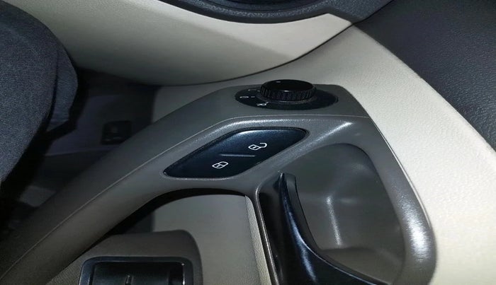 2011 Volkswagen Vento HIGHLINE 1.6 MPI, Petrol, Manual, 87,381 km, interior