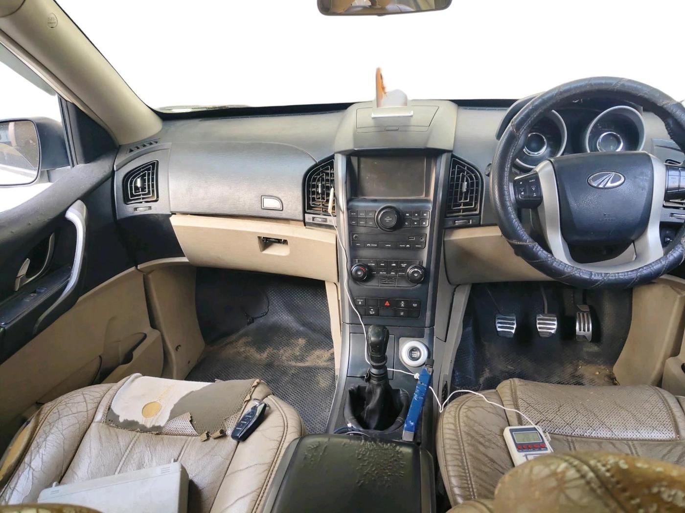 2015 Mahindra XUV500 W10, Diesel, Manual, 1,29,720 km, interior