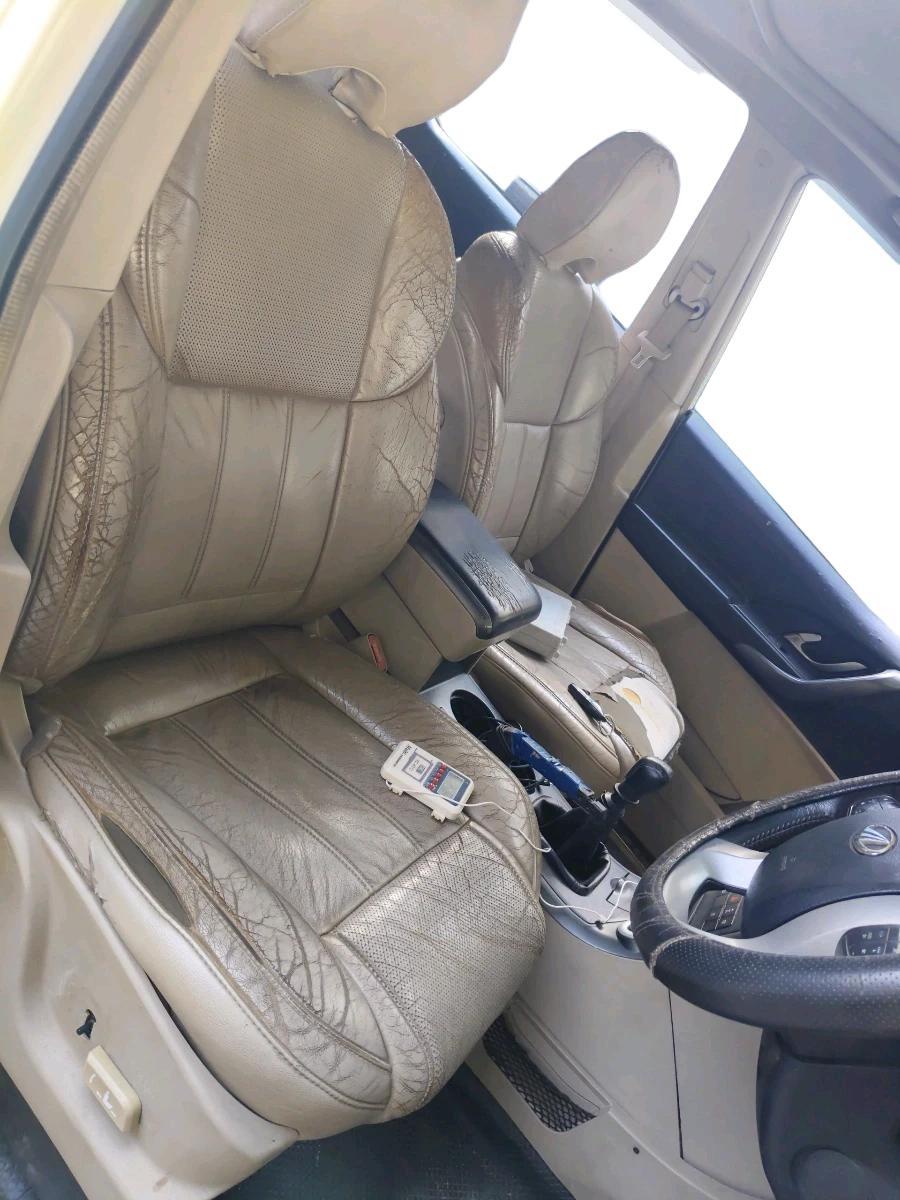 2015 Mahindra XUV500 W10, Diesel, Manual, 1,29,720 km, interior
