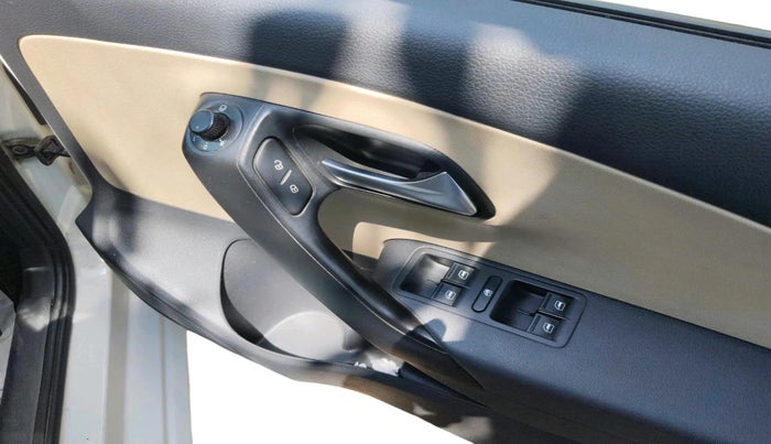 2017 Volkswagen Polo HIGHLINE1.2L, Petrol, Manual, 1,19,094 km, interior