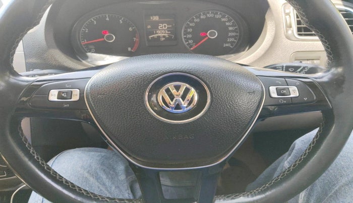 2017 Volkswagen Polo HIGHLINE1.2L, Petrol, Manual, 1,19,094 km, interior