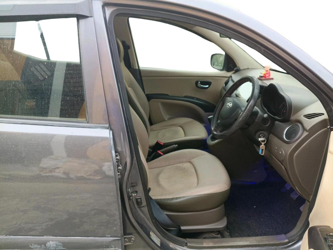 2013 Hyundai i10 SPORTZ 1.1, Petrol, Manual, 1,10,053 km, interior