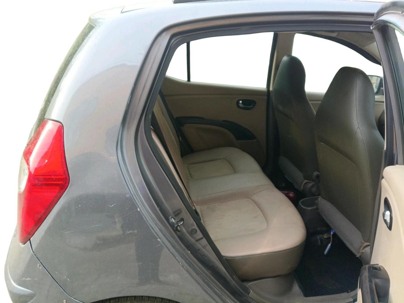2013 Hyundai i10 SPORTZ 1.1, Petrol, Manual, 1,10,053 km, interior