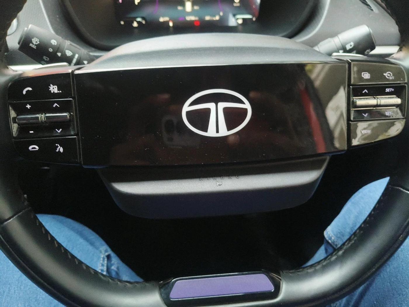 2023 Tata NEXON FEARLESS + SUNROOF DCA DUAL TONE 1.2 PETROL, Petrol, Automatic, 12,756 km, interior