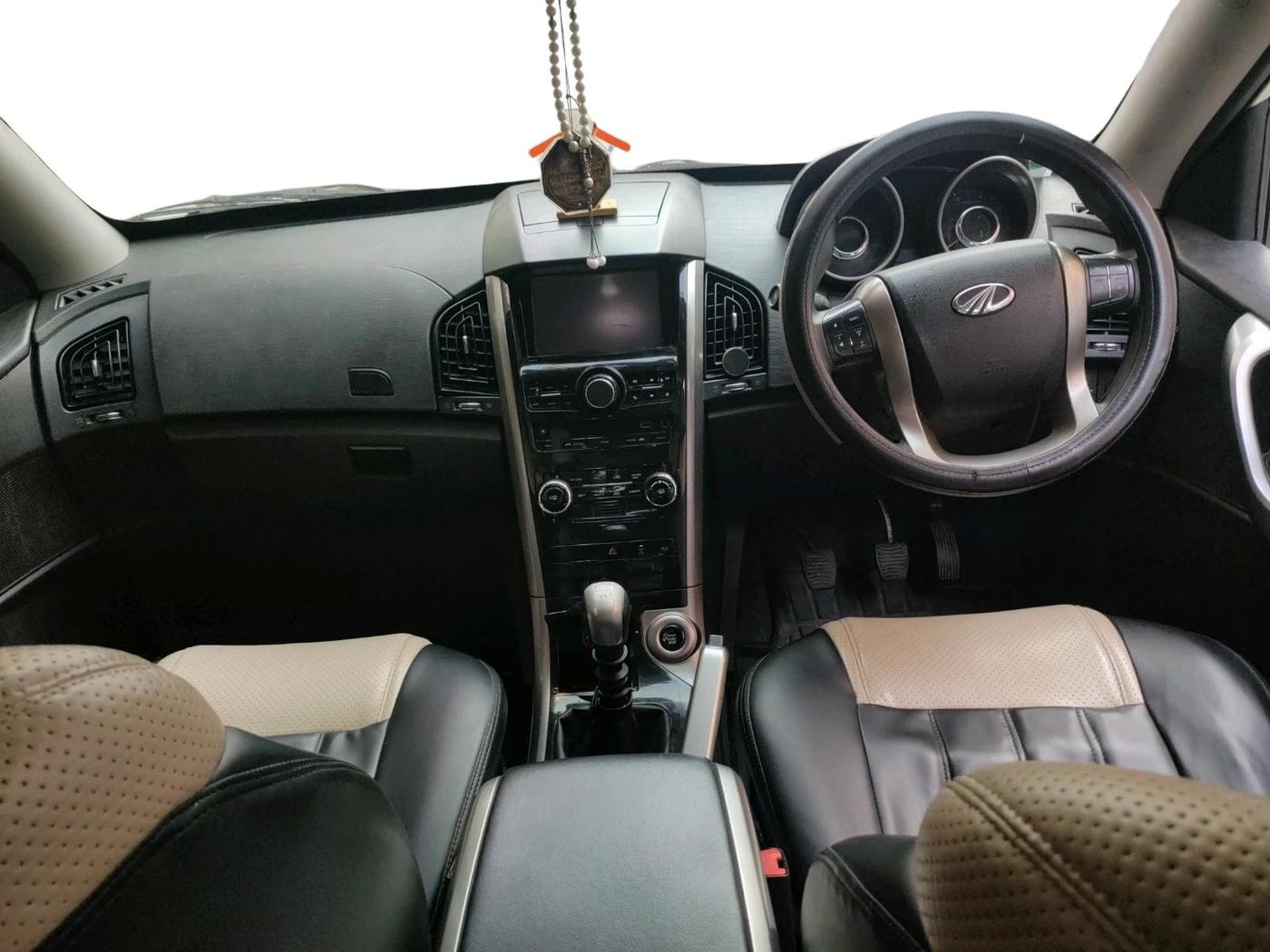 2020 Mahindra XUV500 W7, Diesel, Manual, 85,343 km, interior