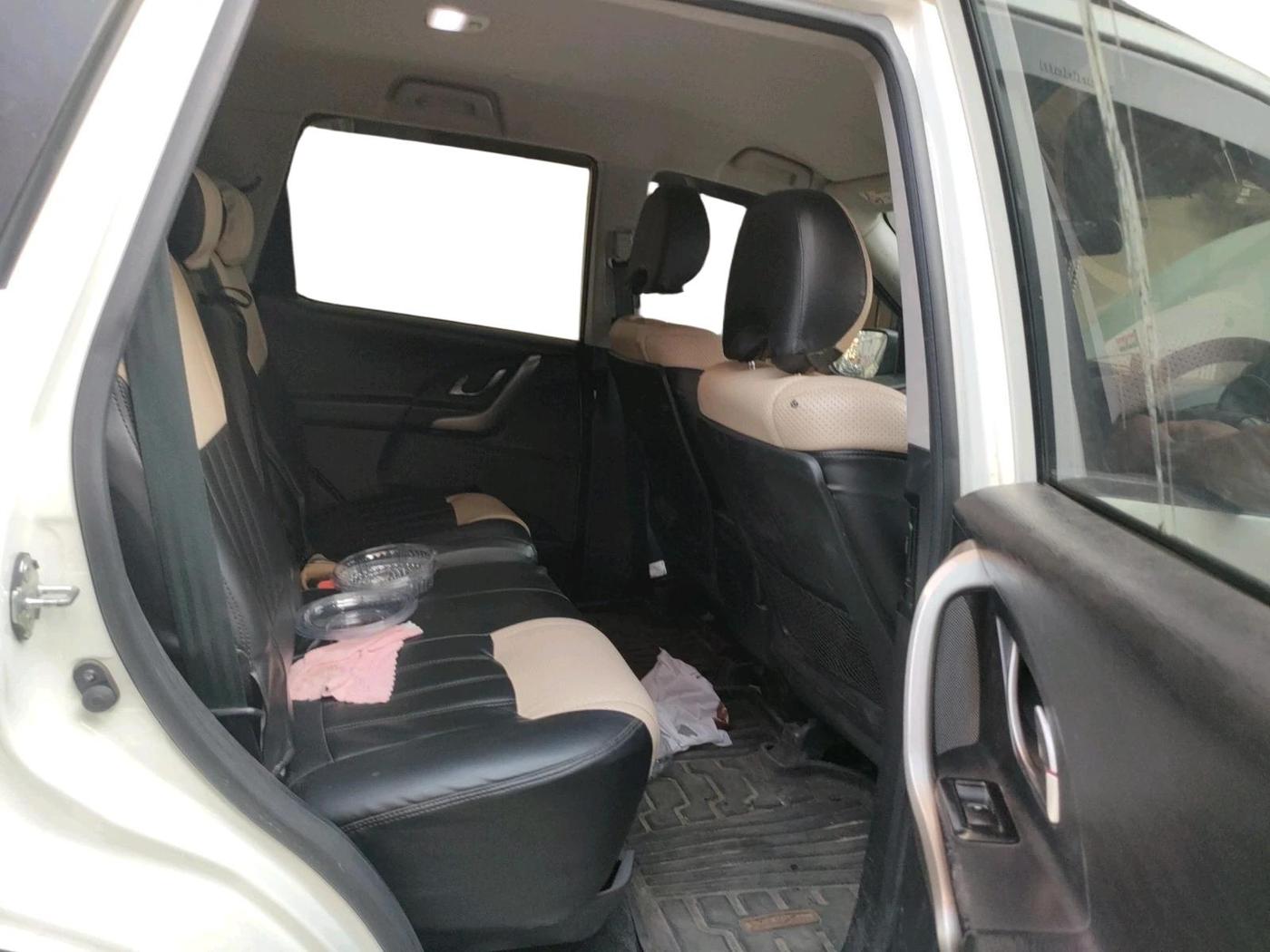 2020 Mahindra XUV500 W7, Diesel, Manual, 85,343 km, interior