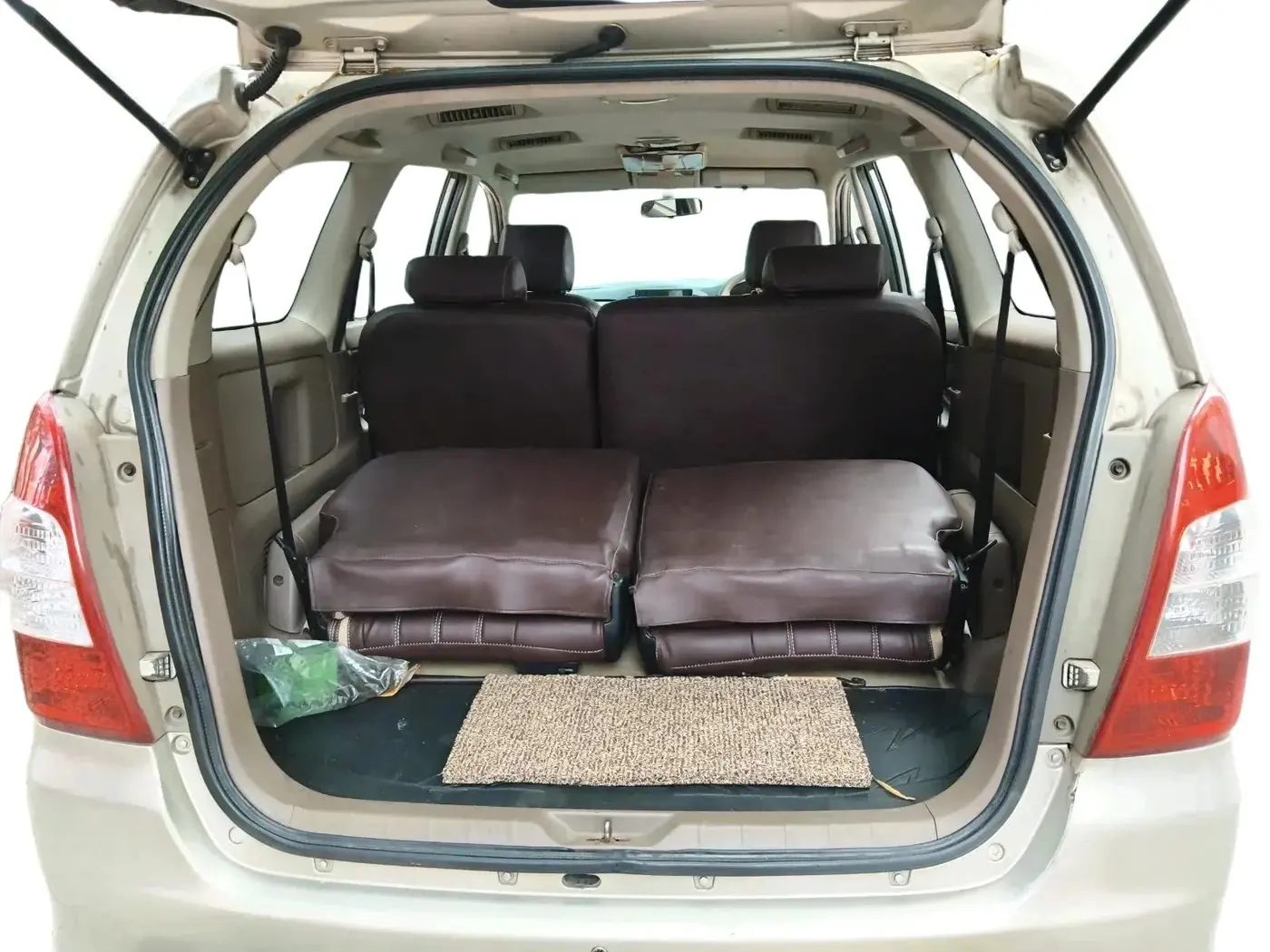 2015 Toyota Innova 2.5 GX 8 STR, Diesel, Manual, 2,12,471 km, exterior