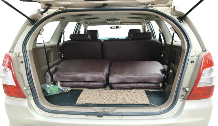 2015 Toyota Innova 2.5 GX 8 STR, Diesel, Manual, 2,12,471 km, exterior