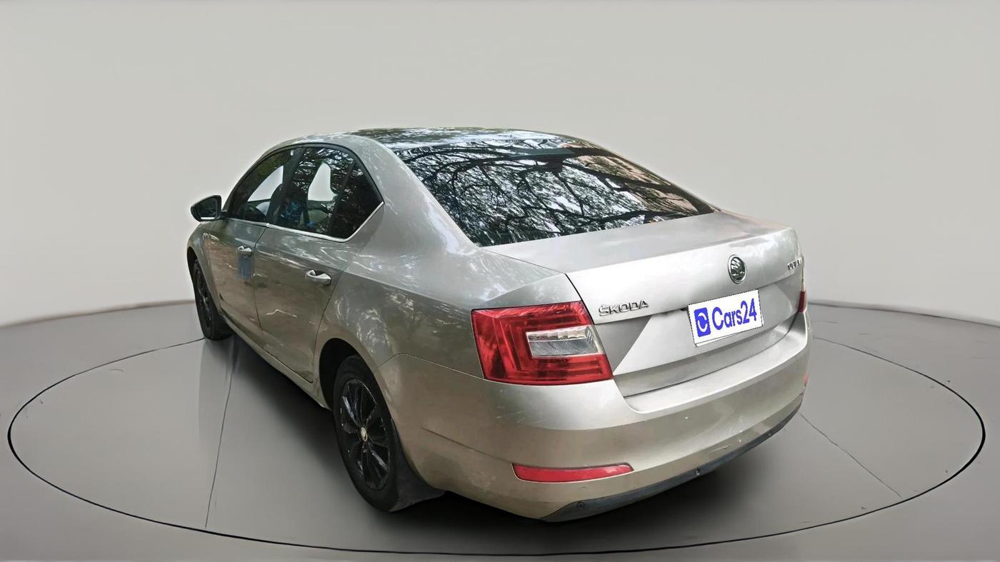 2013 Skoda Octavia AMBITION 2.0 TDI, Diesel, Manual, 2,14,409 km, exterior