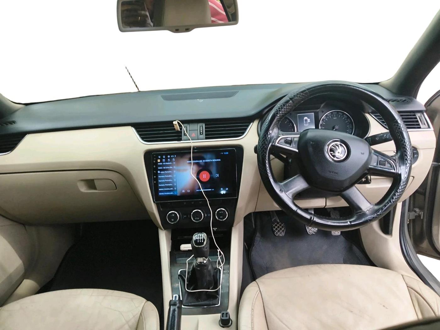 2013 Skoda Octavia AMBITION 2.0 TDI, Diesel, Manual, 2,14,409 km, interior