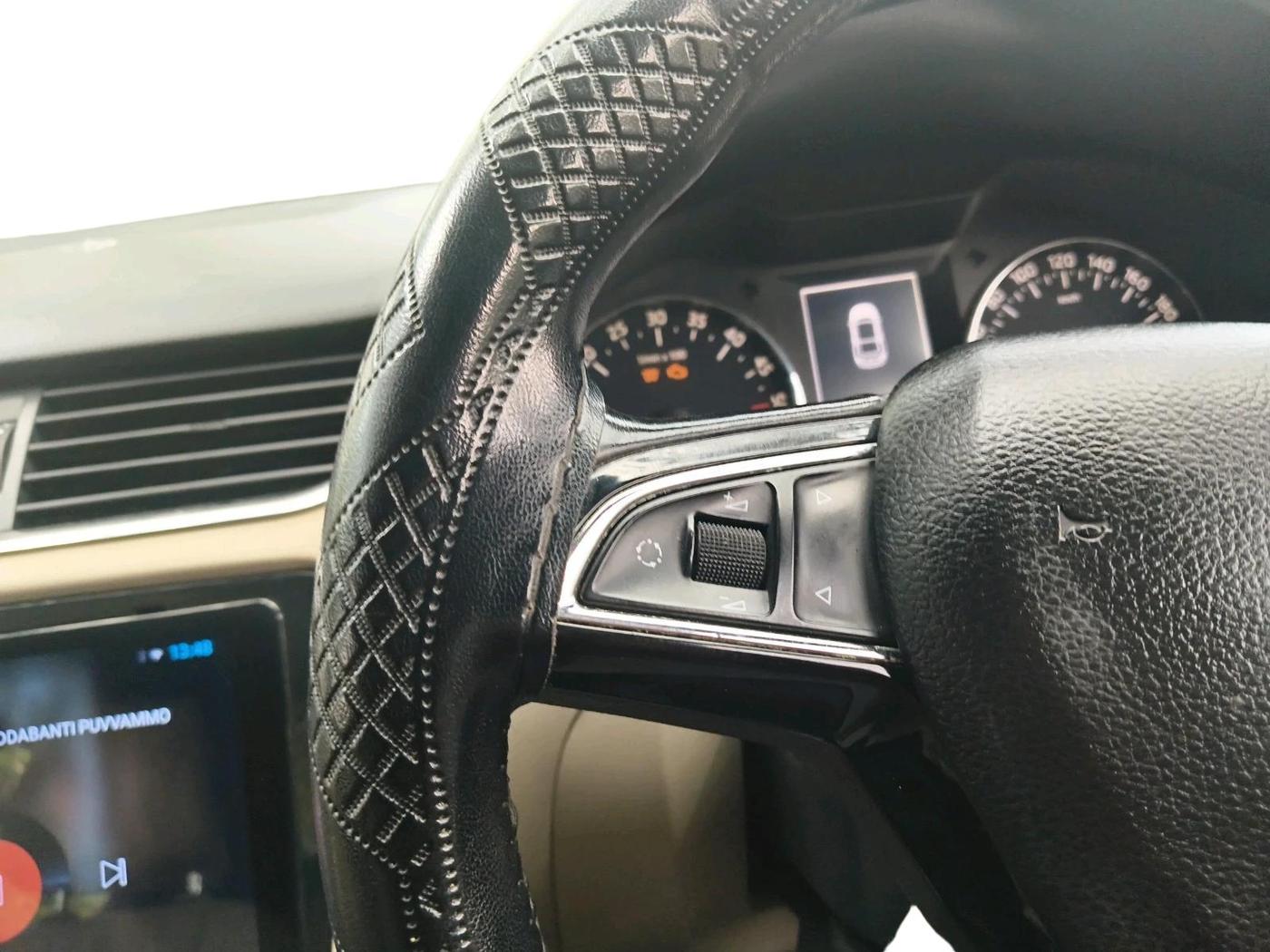 2013 Skoda Octavia AMBITION 2.0 TDI, Diesel, Manual, 2,14,409 km, interior