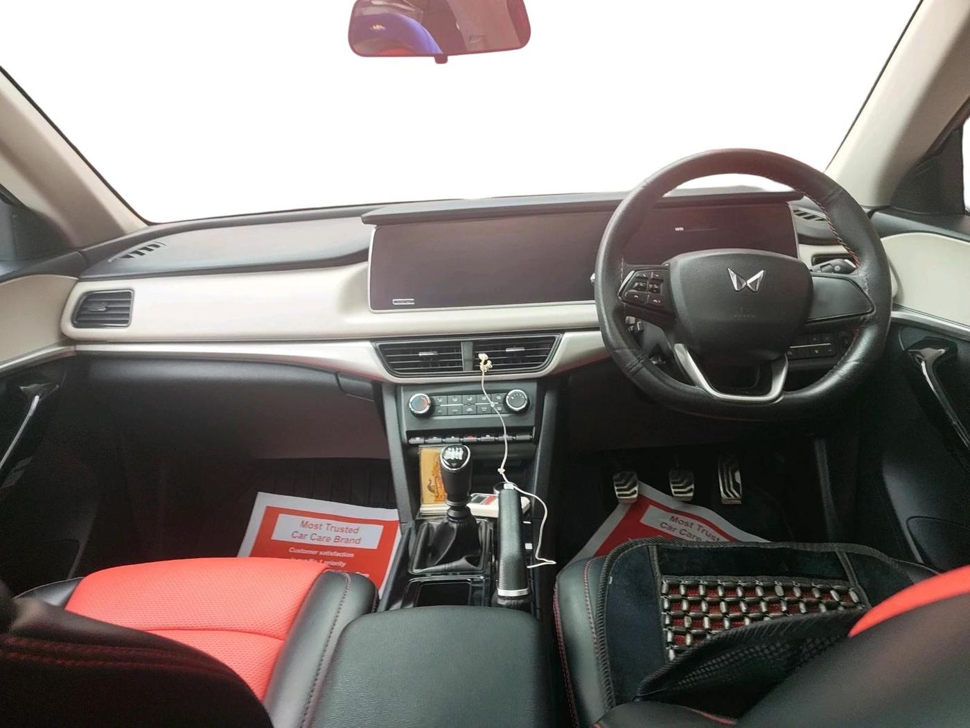 2022 Mahindra XUV700 AX 5 P MT 7 STR, Petrol, Manual, 18,945 km, interior