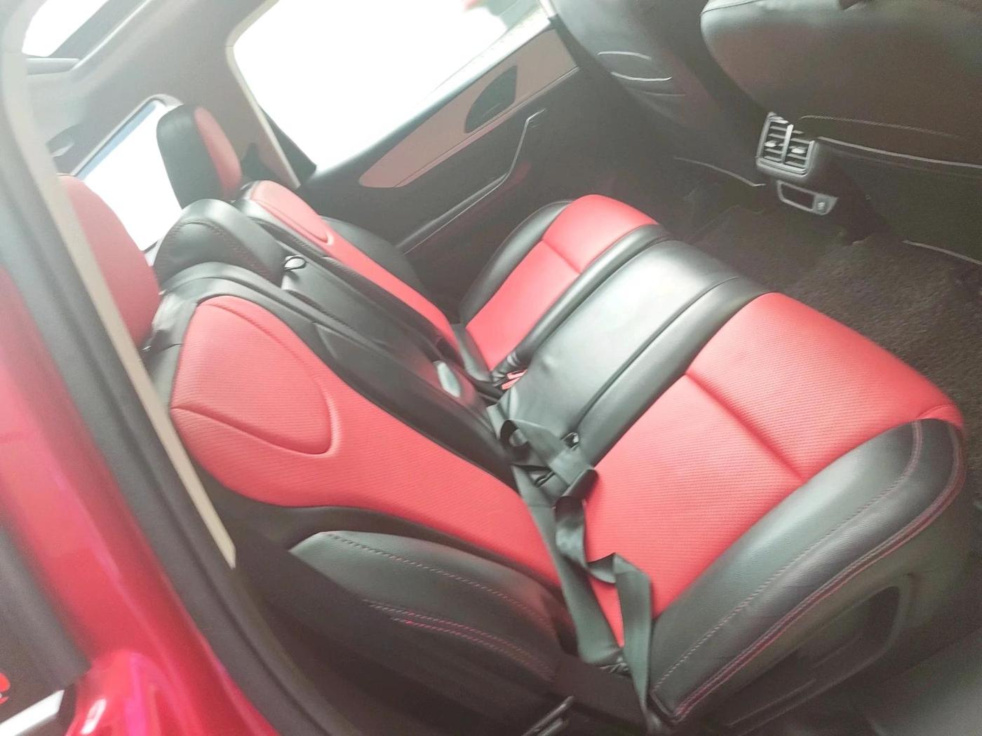 2022 Mahindra XUV700 AX 5 P MT 7 STR, Petrol, Manual, 18,945 km, interior