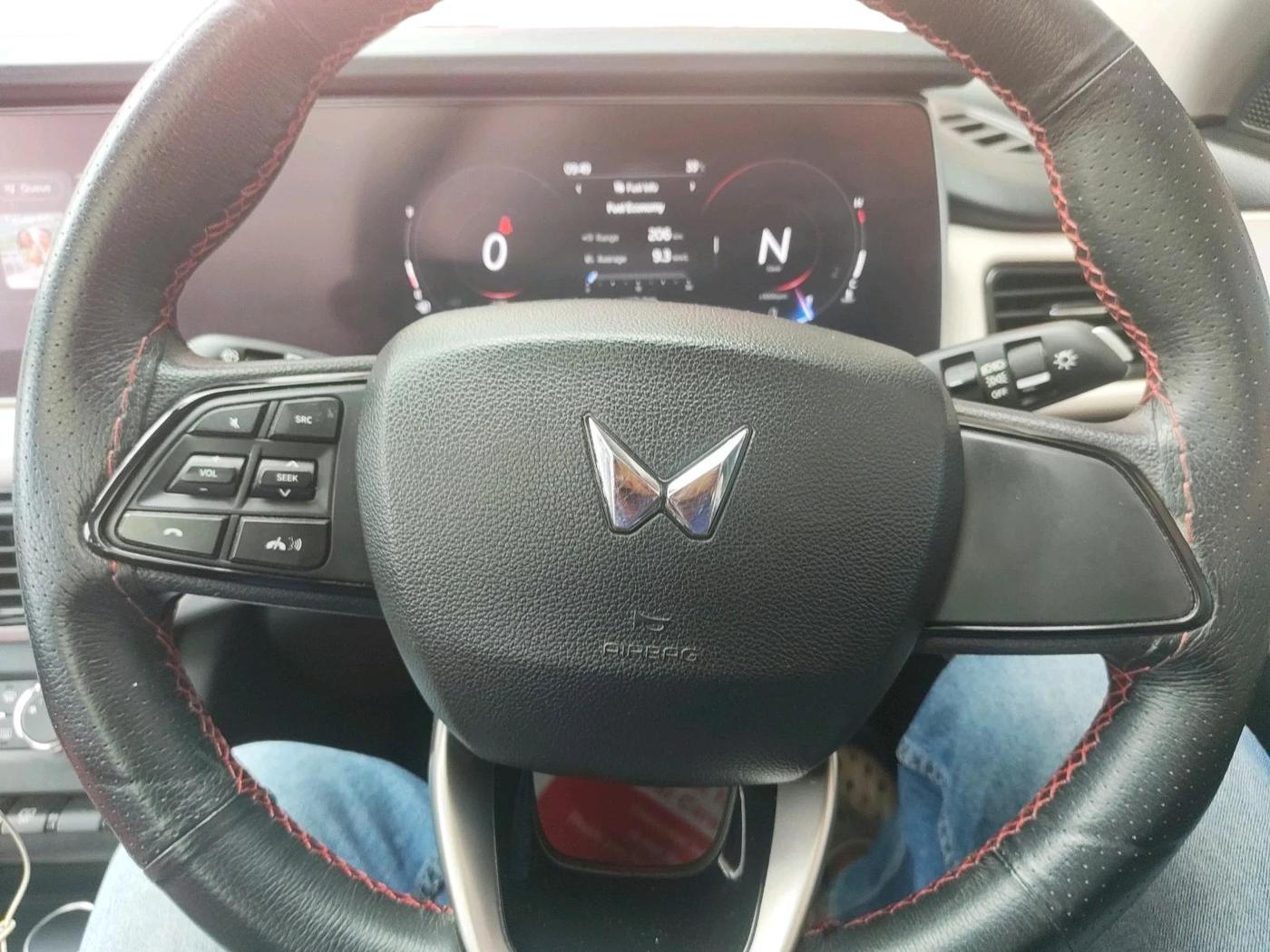 2022 Mahindra XUV700 AX 5 P MT 7 STR, Petrol, Manual, 18,945 km, interior