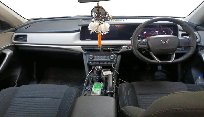 2024 Mahindra XUV700 AX 5 D MT 7 STR, Diesel, Manual, 18,679 km, interior