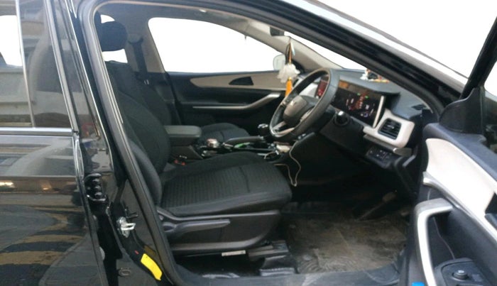 2024 Mahindra XUV700 AX 5 D MT 7 STR, Diesel, Manual, 18,679 km, interior