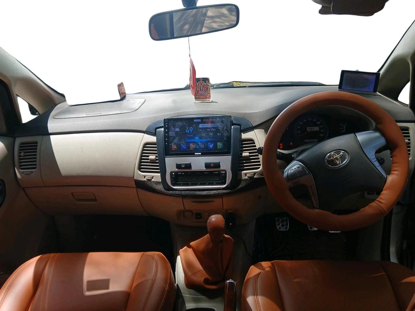 2014 Toyota Innova 2.5 VX 7 STR, Diesel, Manual, 86,801 km, interior