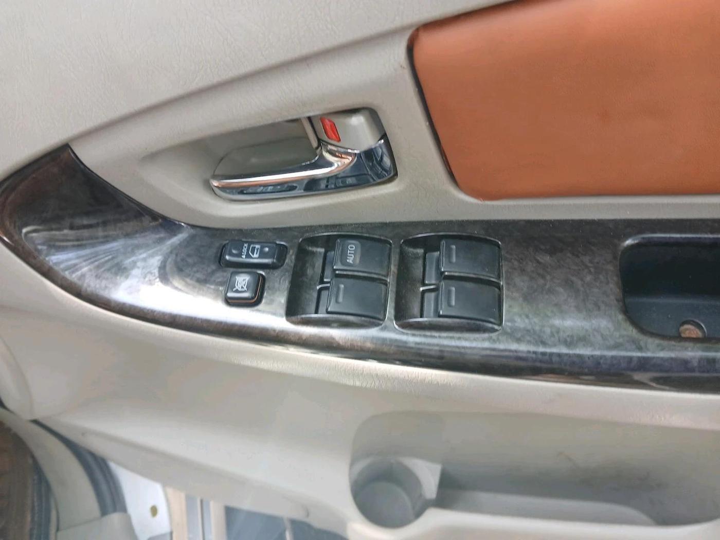 2014 Toyota Innova 2.5 VX 7 STR, Diesel, Manual, 86,801 km, interior