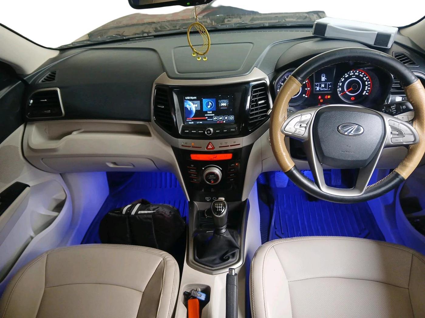 2022 Mahindra XUV300 W8 (O) 1.2 PETROL, Petrol, Manual, 42,473 km, interior