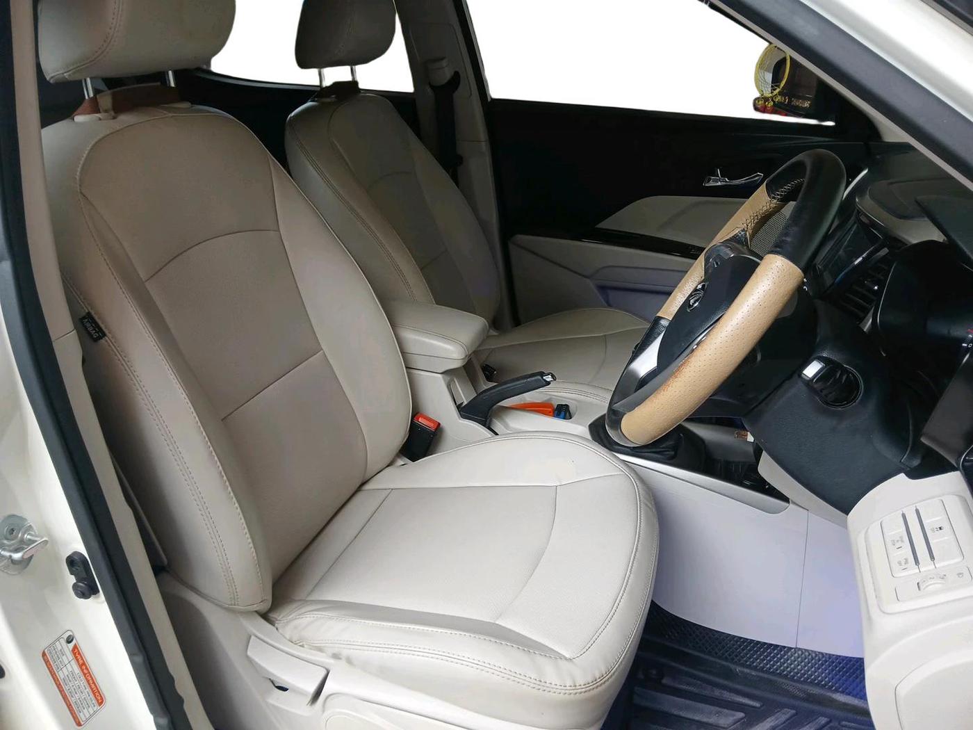 2022 Mahindra XUV300 W8 (O) 1.2 PETROL, Petrol, Manual, 42,473 km, interior