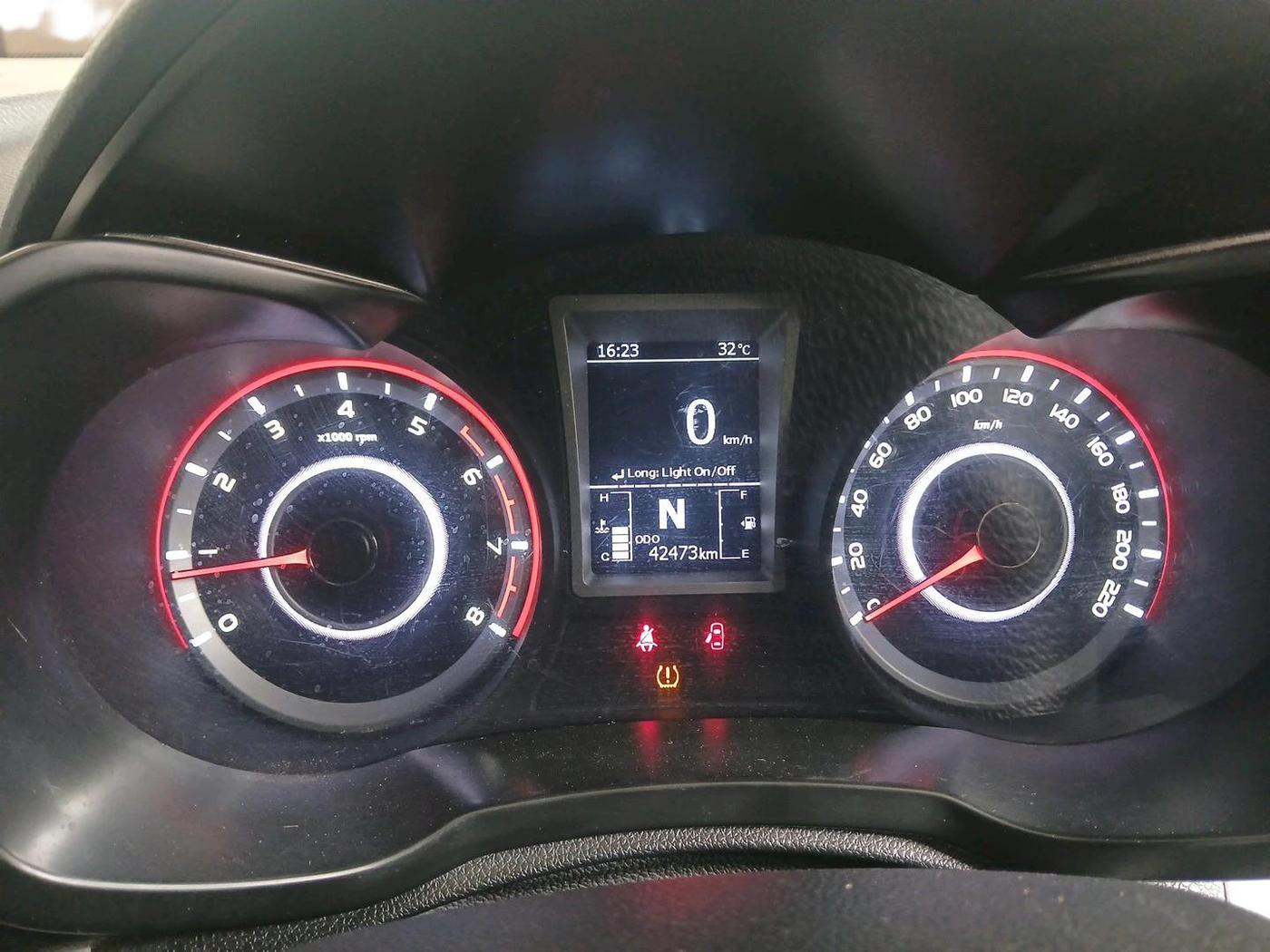 2022 Mahindra XUV300 W8 (O) 1.2 PETROL, Petrol, Manual, 42,473 km, interior