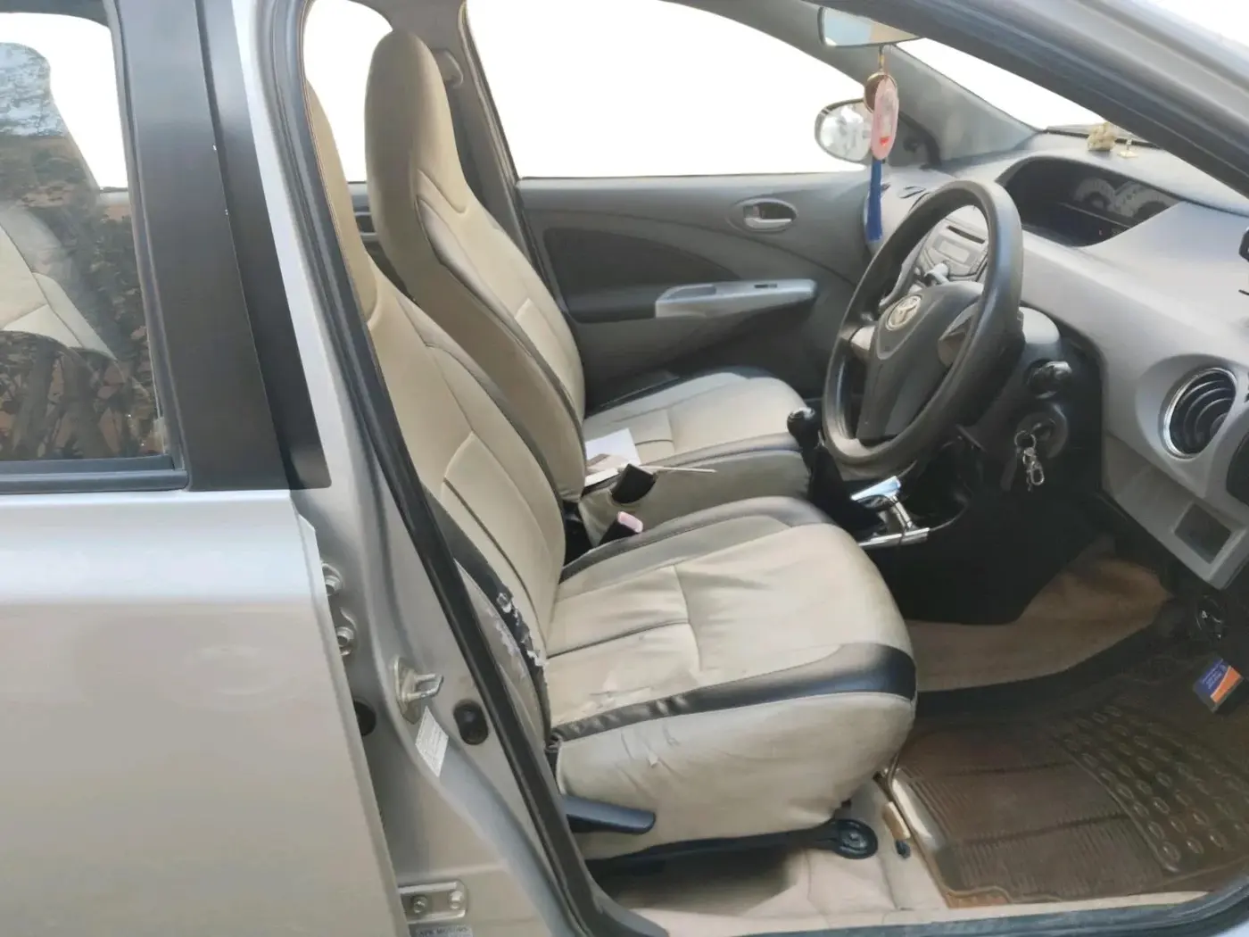 2011 Toyota Etios Liva V, Petrol, Manual, 94,191 km, interior