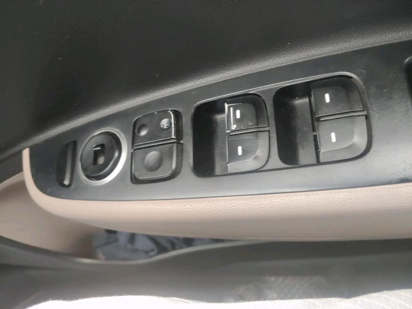 2015 Hyundai Grand i10 SPORTZ 1.2 KAPPA VTVT, Petrol, Manual, 2,14,091 km, interior