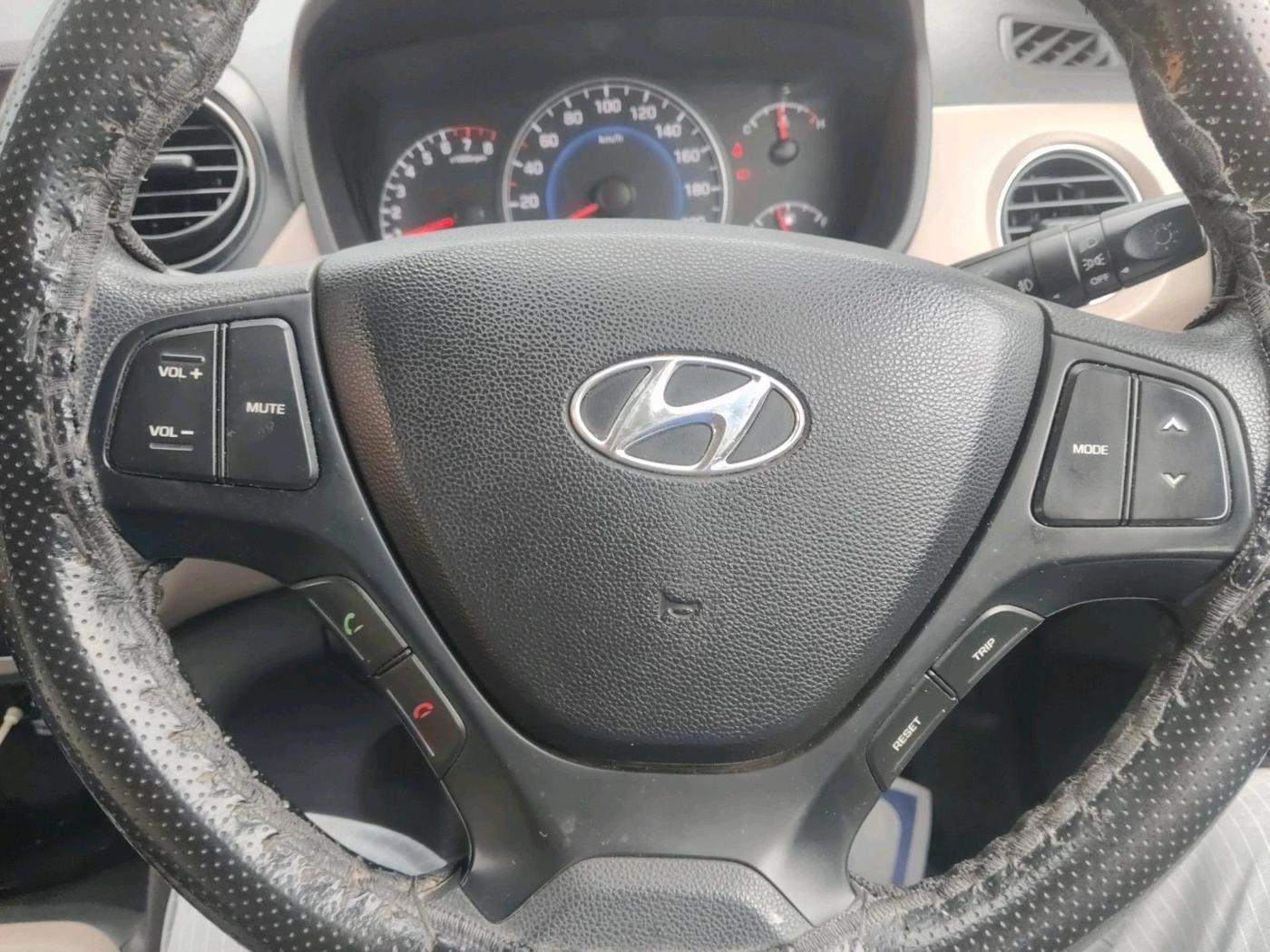 2015 Hyundai Grand i10 SPORTZ 1.2 KAPPA VTVT, Petrol, Manual, 2,14,091 km, interior