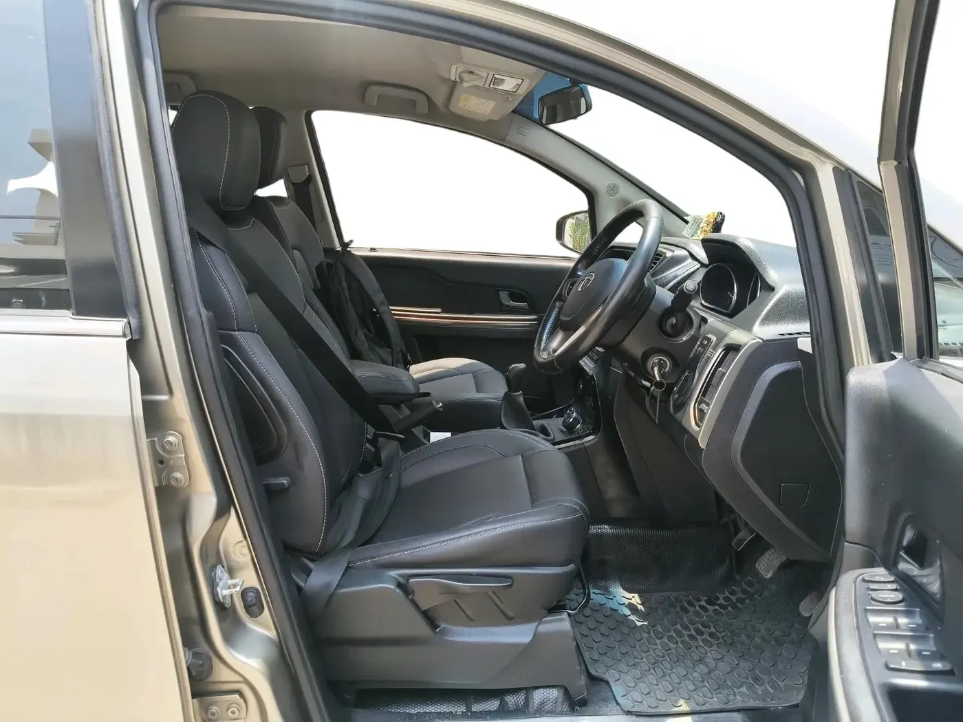 2017 Tata Hexa XT 4X2 6 STR, Diesel, Manual, 1,07,554 km, interior