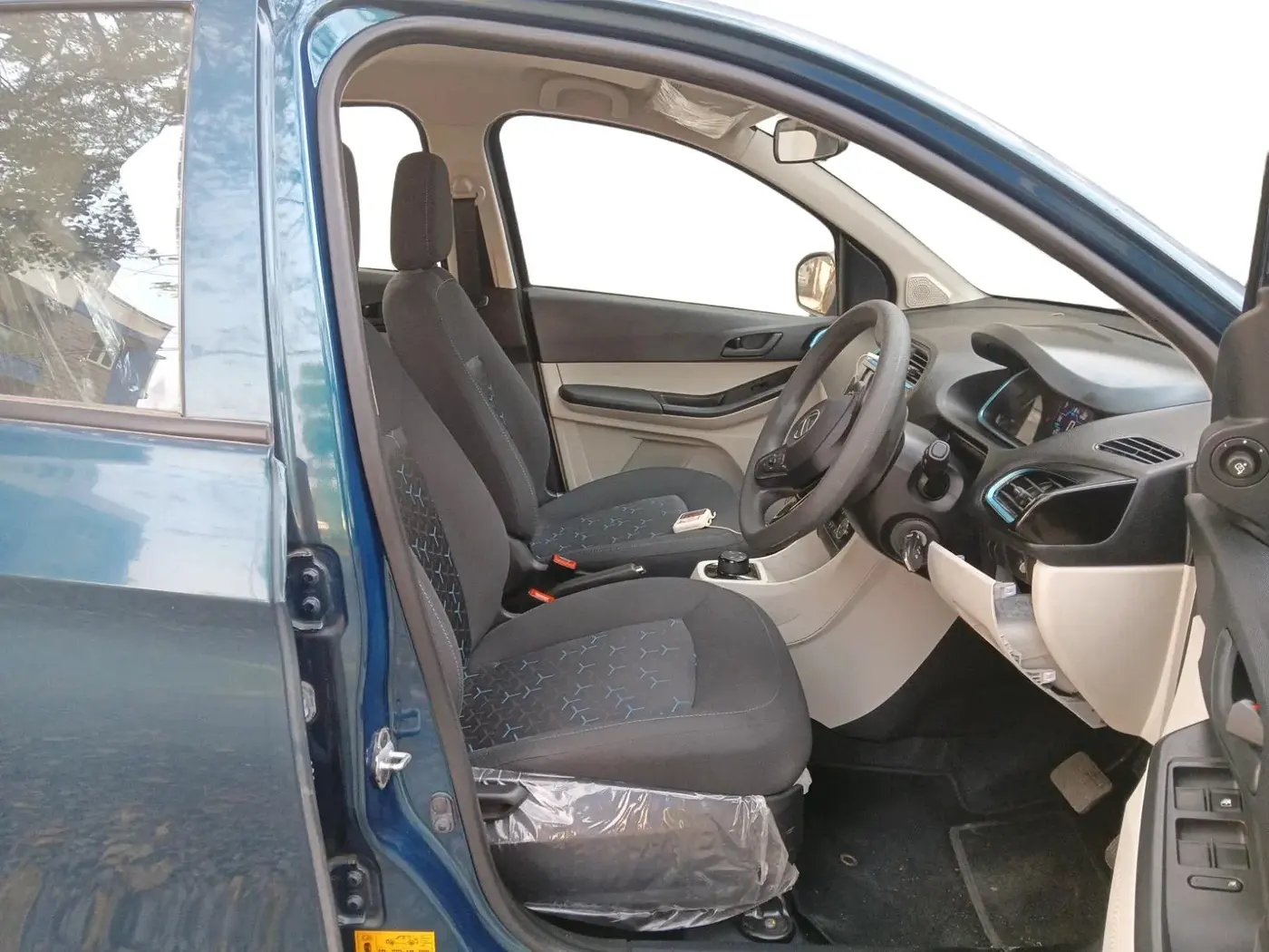 2023 Tata TIAGO EV XT LONG RANGE, Electric, Automatic, 7,800 km, interior