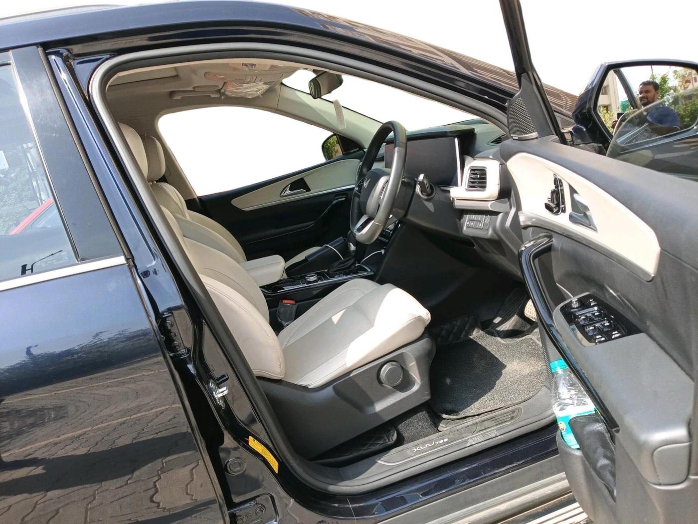 2023 Mahindra XUV700 AX 7 LUXURY D AWD AT 7 STR, Diesel, Automatic, 23,301 km, interior