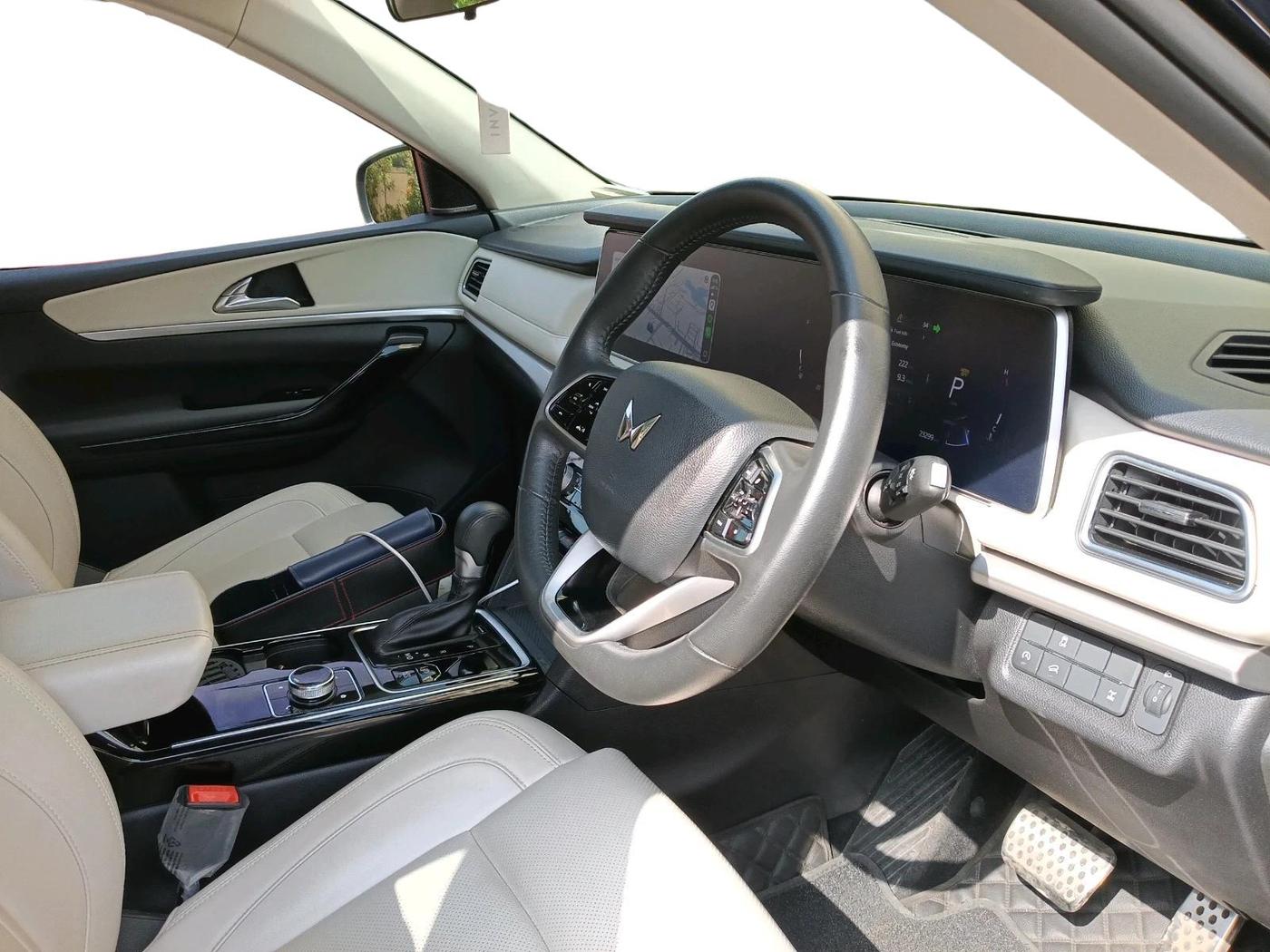 2023 Mahindra XUV700 AX 7 LUXURY D AWD AT 7 STR, Diesel, Automatic, 23,301 km, interior