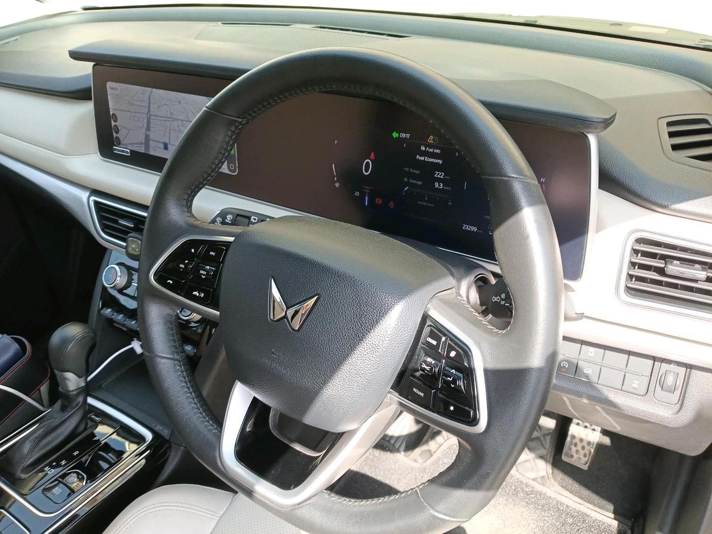 2023 Mahindra XUV700 AX 7 LUXURY D AWD AT 7 STR, Diesel, Automatic, 23,301 km, interior