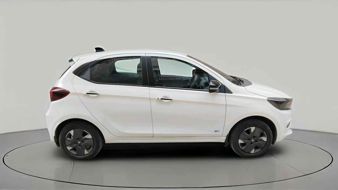 2025 Tata TIAGO EV XZ PLUS TECH LUX LONG RANGE FAST CHARGER, Electric, Automatic, 5,577 km, exterior