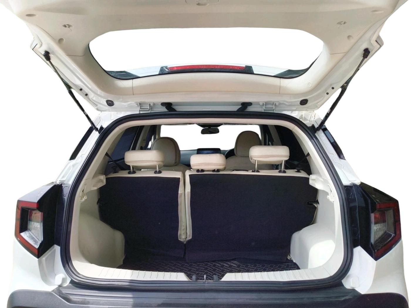 2024 Mahindra XUV 3XO AX5 1.2 L TCMPFi, Petrol, Manual, 7,594 km, exterior