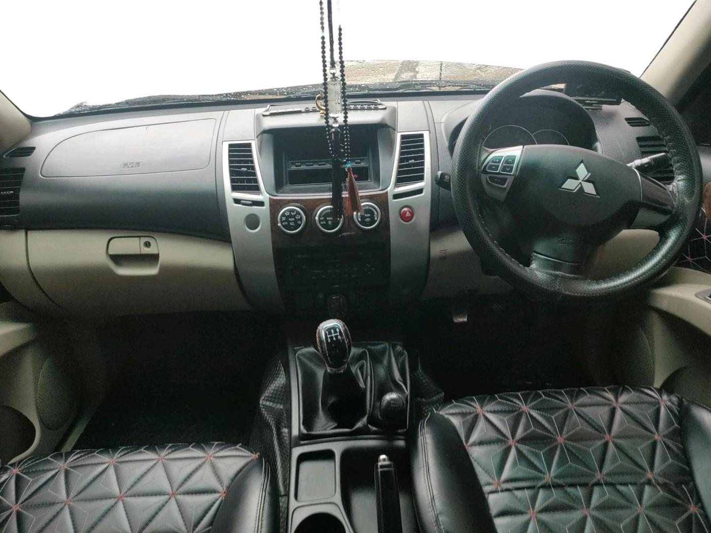 2012 Mitsubishi Pajero Sport 2.5 MT 4X4, Diesel, Manual, 1,29,784 km, interior