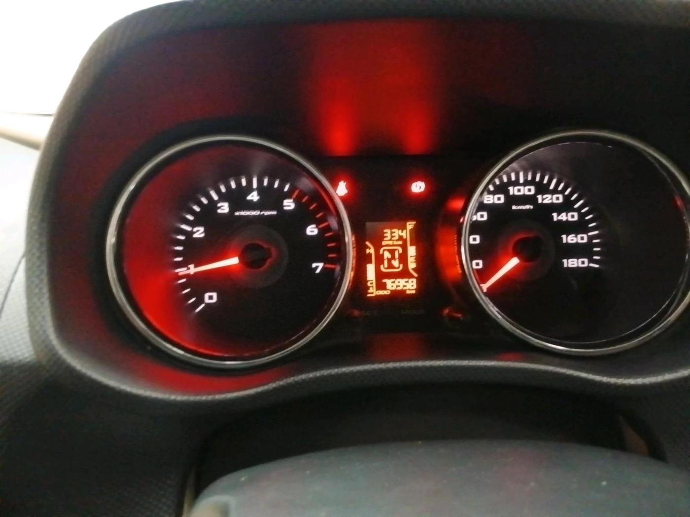 2017 Mahindra TUV300 T8, Diesel, Manual, 76,958 km, interior