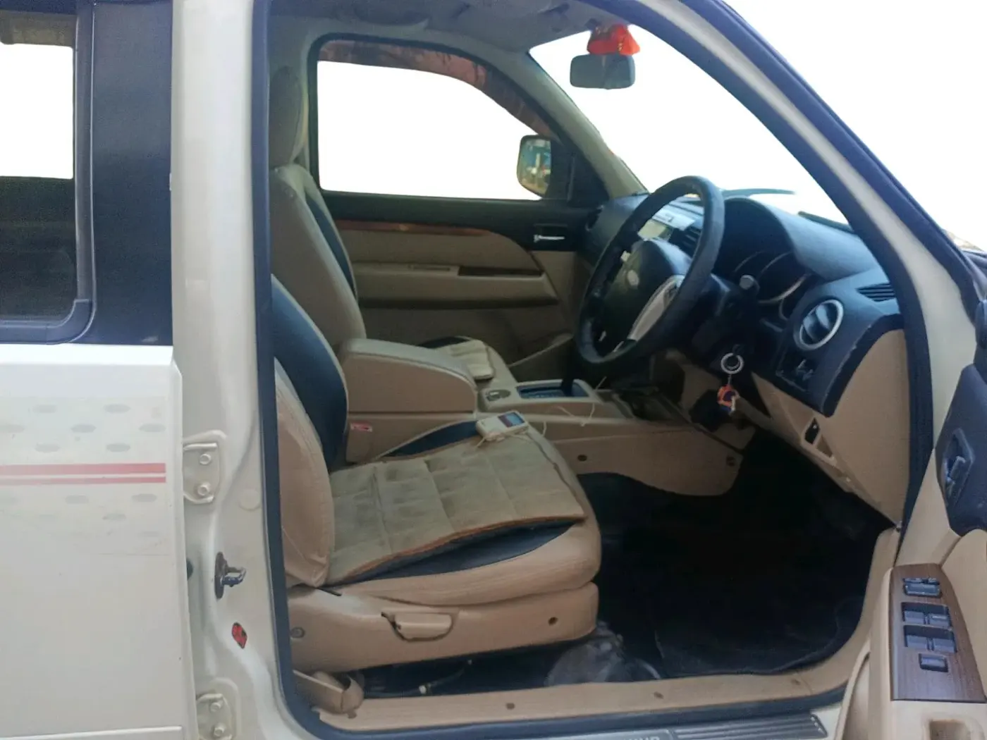 2009 Ford Endeavour 3.0L 4X4 AT, Diesel, Automatic, 1,73,383 km, interior