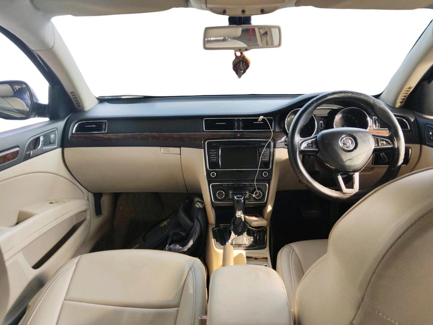 2015 Skoda Superb AMBITION 2.0 TDI CR AT, Diesel, Automatic, 1,44,125 km, interior
