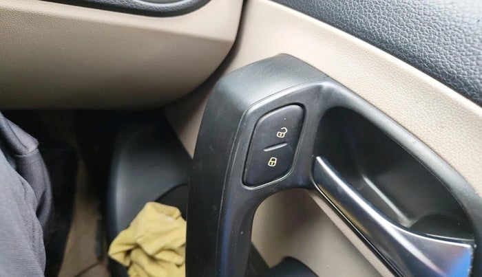 2012 Volkswagen Polo COMFORTLINE 1.2L, Diesel, Manual, 1,67,139 km, interior