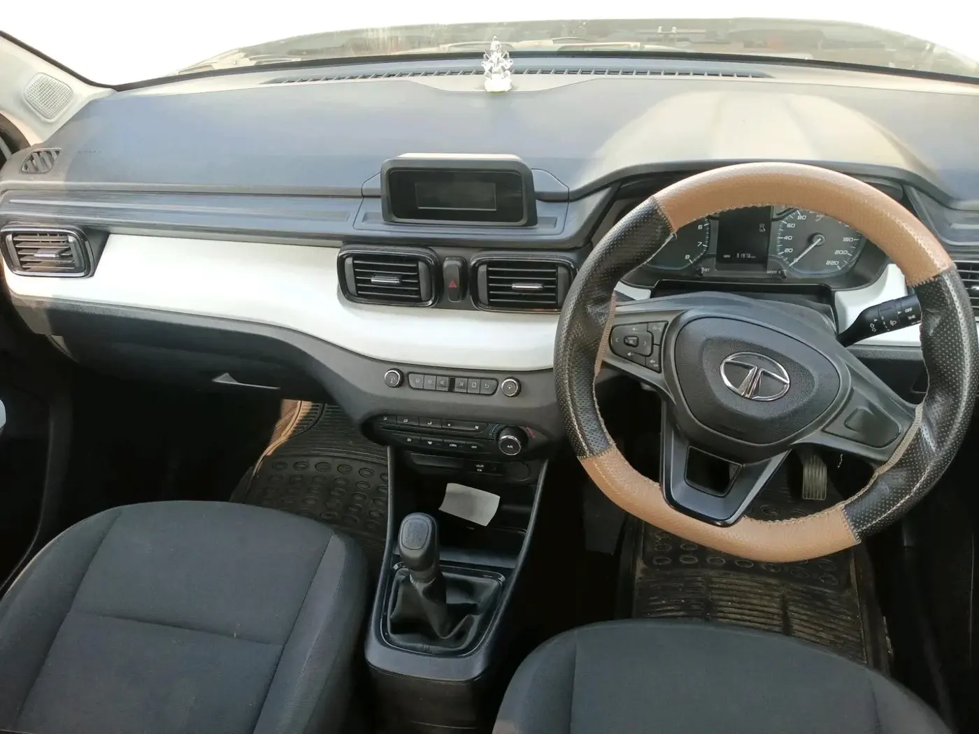 2021 Tata PUNCH PURE MT, Petrol, Manual, 31,978 km, interior